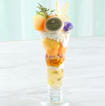 まるで蝶が舞うお花畑にいるかのような「季節のKAJIYAパフェ」。四季折々の味覚をお楽しみください◎