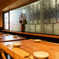 木のぬくもりを感じるテーブルでゆったりとおくつろぎ下さい。大人の居酒屋デートにも◎