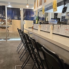 厨房との距離が近く、スタッフの活気を感じられる特等席のカウンターです！お品書きを見ながら次の一手を考えるのも、居酒屋ならではの楽しみ♪