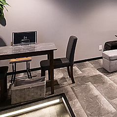 落ち着いた照明と上質な空間が魅力。本格イタリアン料理や、厳選されたお酒を楽しめる、デートや親しい友人との語らいに最適なお席です。シックな雰囲気の中で、誰にも邪魔されないプライベートなひとときをお過ごしください♪