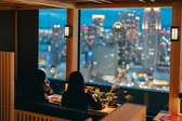 【地上120mから眺める絶景は、ムードも抜群♪】当店では、大阪の美しい夜景を様々な席からお楽しみいただけます。極限までこだわり抜いた当店自慢の絶品料理と全国各地から厳選した様々なお酒を一緒に味わいながら、贅沢なひとときをお過ごしください。夜景とともに、特別な時間をお楽しみいただけること間違いなしです♪