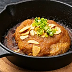 熱々の鉄板で、昔ながらの味わい広がる『ハンバーグ』