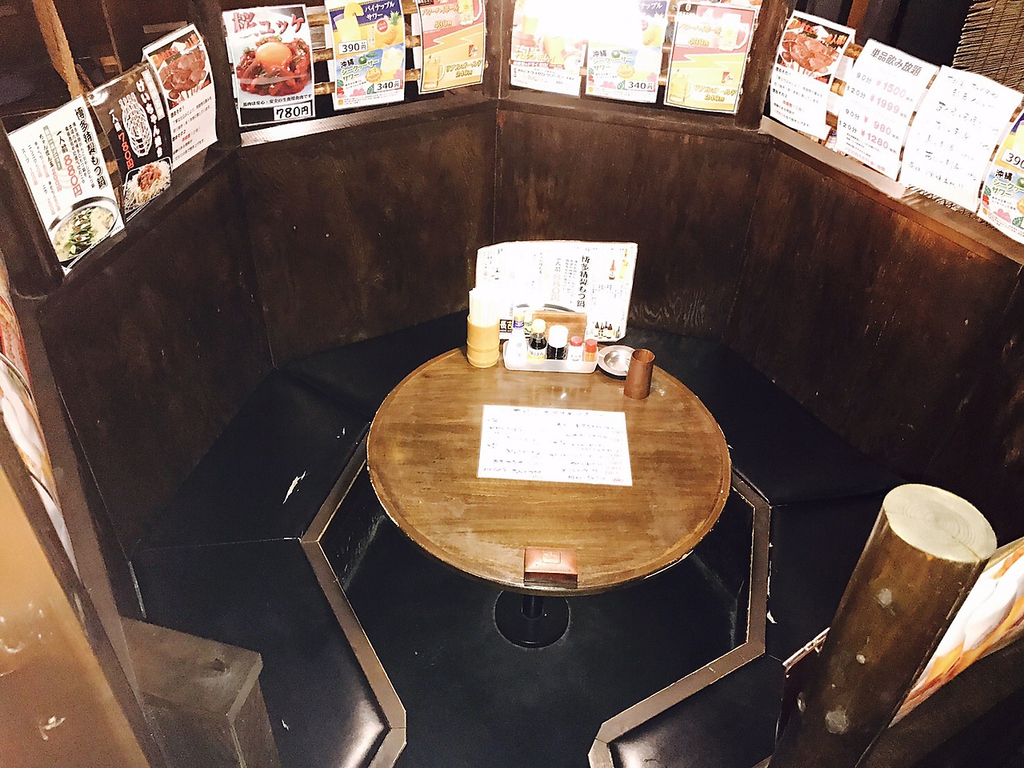 全席半個室風のお席を完備！円卓のようなお席は、親しい仲間内や家族と一緒にどうぞ！
