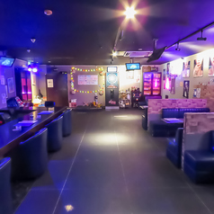 【貸切 30×1 (喫煙)】貸切でプライベート感を楽しむことができる、大切な記念日や特別な日にぴったりなスペースです★ カウンター席でのカジュアルな雰囲気や、ソファー席でのゆったりとした時間を提供します!事前に予約することで、バースデーのお祝いプレートもご用意可能☆素敵な思い出を作りましょう◎