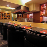 小人数でご利用いただけるカウンター席やテーブル席も◎