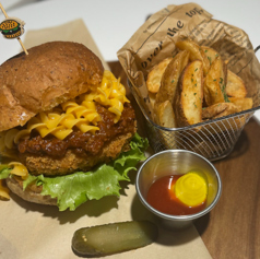 【濃厚】チーズとマカロニをたっぷり使用♪マッケンチーズバーガー ポテト・ドリンクセット 1800円(税込)の写真