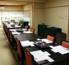 8名迄の個室が2部屋用意。ご利用は4」名様以上で別途個室料を頂戴いたします。