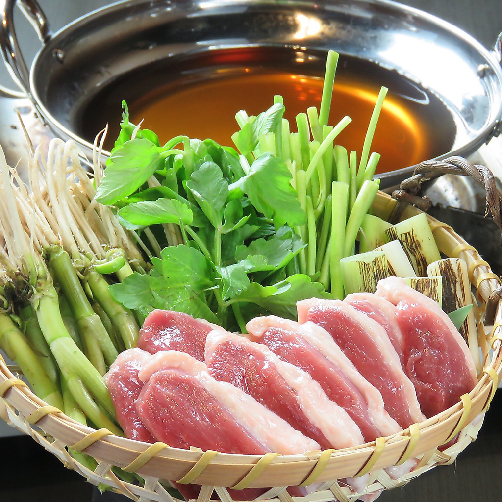 仙台の冬の鍋といえば【せり鍋】根・茎・葉の違った食感をお楽しみ下さい♪鍋の種類は他にもまだまだ