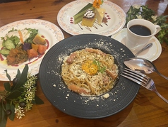 選べるパスタと契約農家の旬野菜サラダがお得に