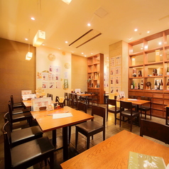 大ホール奥側のテーブル席。4名席、6人席ございます。移動させれば何名様にでも変更可能です！