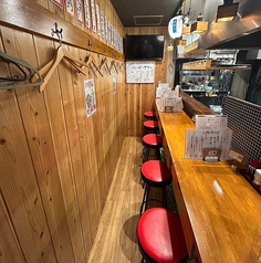 【お一人様大歓迎◎】カウンター席×8をご用意！厨房を囲むカウンター席はスタッフとも楽しくお話ができる楽しい空間です♪お仕事帰りにお一人様でもお気軽にお立ち寄り頂けます！