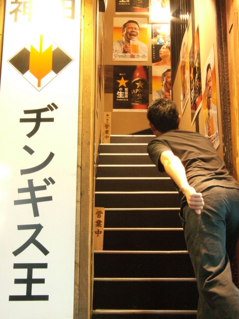 左脇の入口から２階へ！狭くて急な階段でごめんなさい…