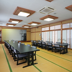 個室貸切は座布団またはテーブル席の2つを承っております。大切なご会食やご接待、ご家族のお祝い事にご利用を。当店では、上質な空間を貸切にてご利用いただけます。季節の食材を活かしたおまかせ料理と、心を尽くしたおもてなしで、特別なひとときを演出いたします。