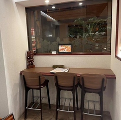 【一人でも気軽に】カウンター席は、一人でも気軽に利用できる落ち着いた雰囲気のスペースです。おしゃれなインテリアでリラックスできます！