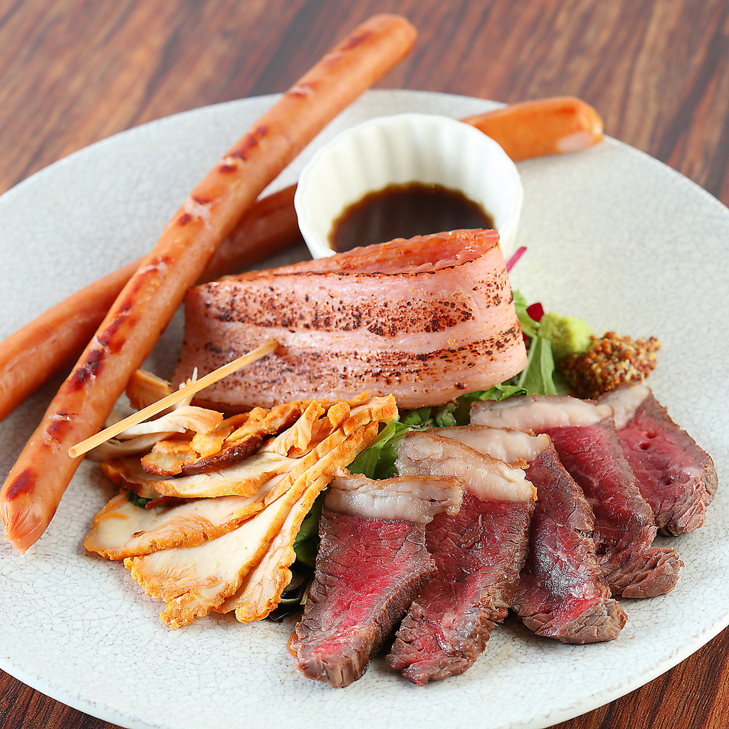 《満足度◎の肉メニュー》厳選されたお肉を使用したメニューが豊富！よくばりな「肉盛りプレート」☆