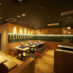 【テーブル席完備◎】モダンでスタイリッシュな店内で、ご友人やご家族と共に鉄板を囲みながら楽しいひとときをお過ごしいただけます。古き良き食文化に新しい発見を加えた豊かな食空間で、熱々の鉄板料理を楽しみながらリラックスした時間をお楽しみください♪衛生的で清潔な環境なので、デートやお子様連れでも安心です◎