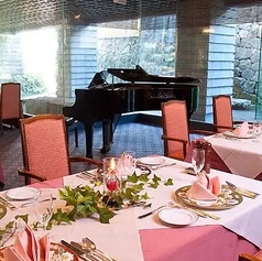 【テーブル席：総席数90席】4名席を自由自在にレイアウト◎シーンに合わせた空間作り。4名様用のテーブル席は、ご夫婦でのディナーやご家族三世代揃っての会食、記念日などの大切な日のお集まりにぴったり◎また、人数に合わせ自由にレイアウト変更が可能なので、大人数での宴会にもご利用いただけます。