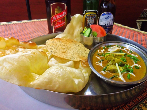 インドの代表料理、ナンとカレーが味わえるお店。食べ放題、飲み放題、コースも手頃！