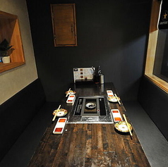 【4名様～】ゆっくり過ごせる居心地のよい空間となっております！ご家族やご友人とのお食事や大切な人とのデート、会社の宴会など様々なシーンでご利用いただけます！。また、種類豊富なお酒や料理を取り揃えており、沢山の方が楽しめるメニューが揃っています。友人や家族と共に、楽しいひとときをお過ごしください！