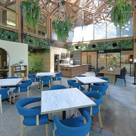 自然光溢れる優雅な食空間