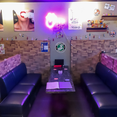 明るい照明に包まれたアミューズメントバーは、遊びとリラックスが共存する場所です。広々としたソファー席は、友達と気軽に集まるのにぴったり！お酒を楽しみながら、ゲームに没頭できる環境が整っています！心ゆくまで楽しむことができる理想的な空間で、お酒とゲームで盛り上がりながら、特別な夜をお過ごしください！