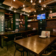 ゆったり座れるテーブル席も。