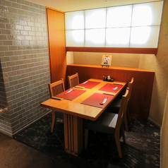 4名様でお座りいただけるテーブル席です。木を基調とした落ち着いた雰囲気の中で、お食事やお酒がお楽しみいただけます。お子様連れのお食事も大歓迎◎