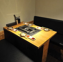 【少人数～OK！～6名様】落ち着いた照明と周囲から隔てられた空間が二人だけの特別な時間を演出します。本格的な韓国料理をお楽しみください！人気の高い半個室席となっております。どちらも数に限りがございますのでご予約はお早めに！忘れられない美味しいひとときを、当店の心地よい空間でお過ごしいただけます！