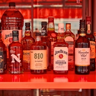 ずらりと並ぶ20種以上のウィスキー