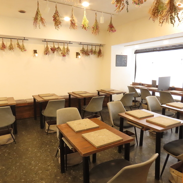 カフェ＆ビストロ カラナシの雰囲気1