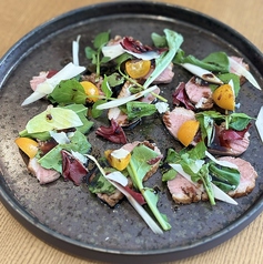 鴨の燻製と季節の果実のサラダ仕立て