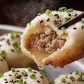 料理メニュー写真&nbsp;高温の鉄板で焼き上げ揚げる手作りの焼小龍包