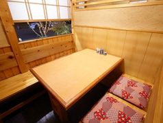 1階のテーブル席は個室もございます