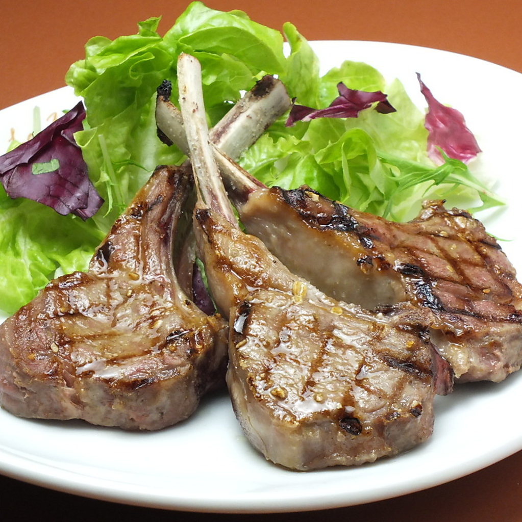 絶品の大人気メニュー♪ラムチョップの朴葉焼きはぜひ食べていただきたい一品です！