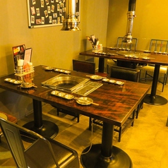 ゆったりとしたテーブル席で韓国料理・焼肉を楽しもう！