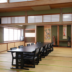 当店では静寂の中に和の趣が漂う、上質な個室をご用意しております。接待やご会食、ご家族での特別なお食事など、大切なひとときをゆったりとお過ごしいただけます。料理人が心を込めて仕上げる旬の逸品とともに、贅沢な時間をお楽しみください。