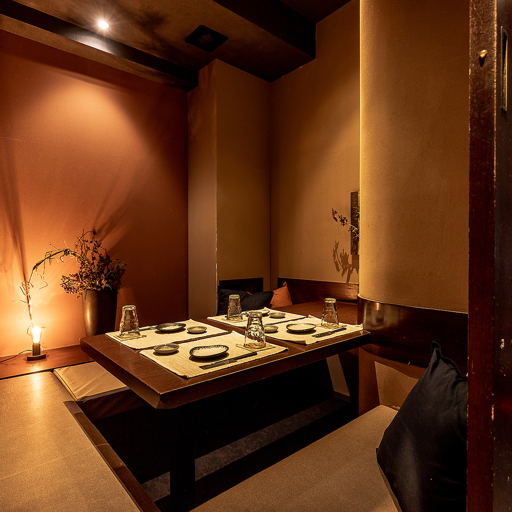 落ち着いた雰囲気でゆっくりとくつろげる空間はまさに【大人の隠れ家】にふさわしい・・・