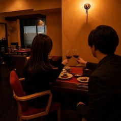 3名様掛けが2卓のテーブル席。大切な人とのデートや記念日、少人数の会食や接待におすすめです。「ワインの洞窟」をイメージした落ち着いた空間で、オーナーソムリエがご提案するワインと、ワインに寄り添う自家製料理をゆったりとお楽しみいただけます。