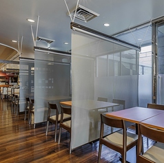 2~4名様で楽しめるテーブル席