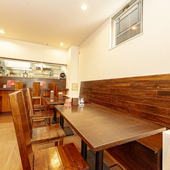 【親しい方とカジュアルに】中国の茶屋を思わせるウッドテイストの空間は、ご友人とゆったり過ごすのに最適です◎