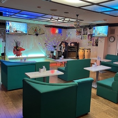 カラオケ・ダンス　赤と黒の写真