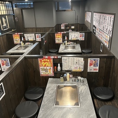《会社宴会にも》広々としたテーブル席で、部署飲みやサークルの飲み会にも対応可能!落ち着きすぎず賑やかに楽しめます◎