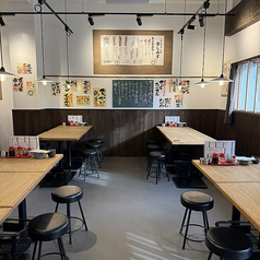 明るい木目調の店内。どこか懐かしさを感じる店内で自慢の餃子とお酒をお楽しみください。
