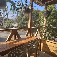 テラス席はわんちゃんも一緒にご利用いただけます。※マナーパンツ必須等のご利用ルールにご協力お願いいたします。