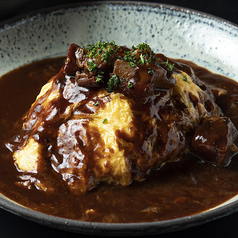 【名物】牛肉煮込みのオムライスの写真