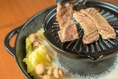 専用の鍋の上でお肉を焼くことで肉の旨味が出汁となり、美味しさが凝縮されます♪焼肉、しゃぶしゃぶ、鍋を全て楽しめるので、ご満足いただけること間違いなし！