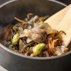 お出汁の効いたはかた地どりと牛蒡の釜飯