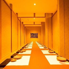 ご宴会はぜひ当店の個室でお楽しみください！広々とした空間で、プライベート感を大切にしながら特別なひとときをお過ごしいただけます。大人数でのご利用にも最適で、会社の各種宴会やビジネスの会食など、様々なシーンにご対応いたします。心地よい環境で、思い出に残るひとときをお過ごしください。