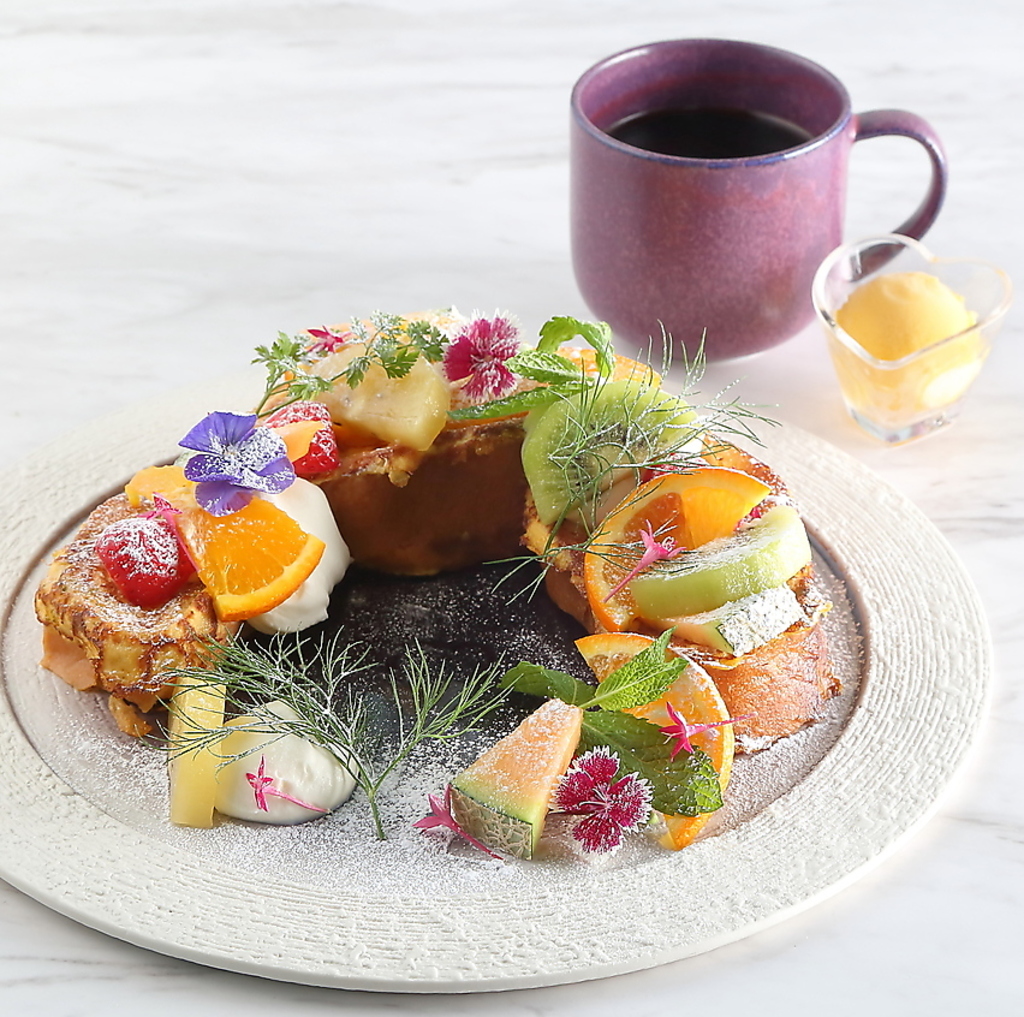 カフェタイムに見た目も華やかなフレンチトーストはいかが？生ハムやフルーツなどトッピングも色々☆