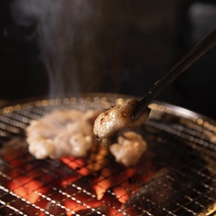 炭火で香ばしく焼く自慢の豚塩ホルモンの写真